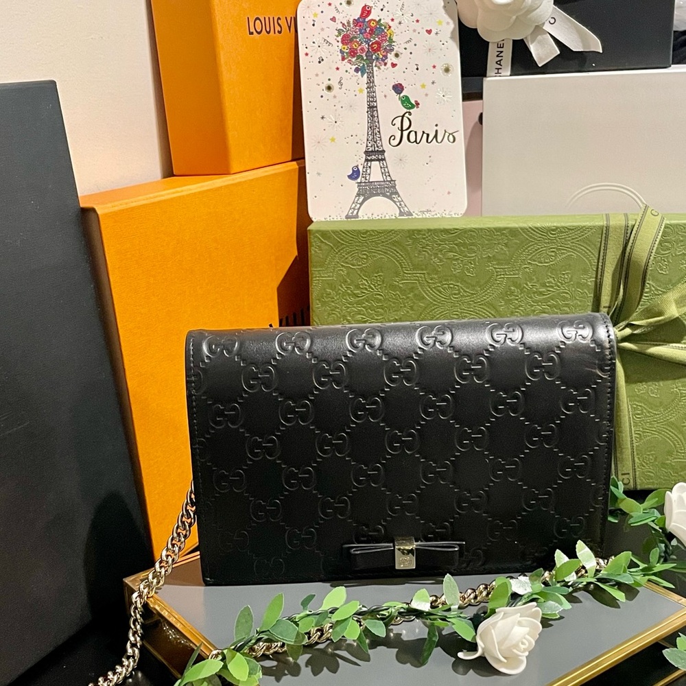 Authentic Gucci black leather shoulder bag crossbody